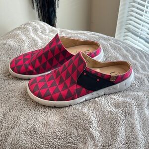 UIN Red and Black Patterned Mules